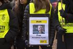 Demonstranter har samlet sig foran den iranske ambassade i Stockholm. De kræver, at  den fængslede dr. Dhalali bliver løsladt. 
 Foto: 11860 Hossein Salmanzadeh/tt/Ritzau Scanpix