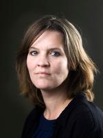 Marijke Schermer er født 1975 i Holland. Hun er både dramatiker og romanforfatter. ' Fortielsen' udkom i 2017 og er hendes anden roman.  PR Tessa Posthuma de Boer