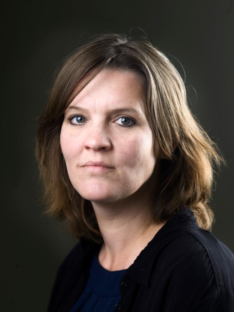 Marijke Schermer er født 1975 i Holland. Hun er både dramatiker og romanforfatter. ' Fortielsen' udkom i 2017 og er hendes anden roman.  PR Tessa Posthuma de Boer