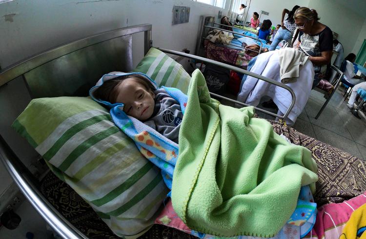En underernæret baby ligger på hospitalet i byen Maracay. Der er udbredt mangel på mad i Venezuela. Foto: Yuri Cortez/Ritzau Scanpix