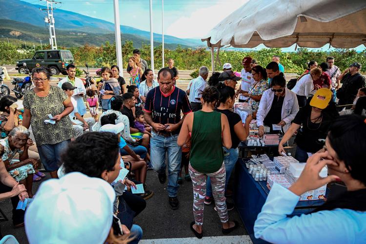 Den rette medicin?  De syge i Venezuela er udsat for ekstra prøvelser i disse tider. Landets sygehuse er plaget af mangel på både medicin, udstyr, personale og strøm. Mandag i denne uge arrangerede regeringen en såkaldt 'medicindag'  i grænsebyen Urena. Foto: Juan BARRETO/Ritzau Scanpix
   Foto: Juan Barreto/Ritzau Scanpix