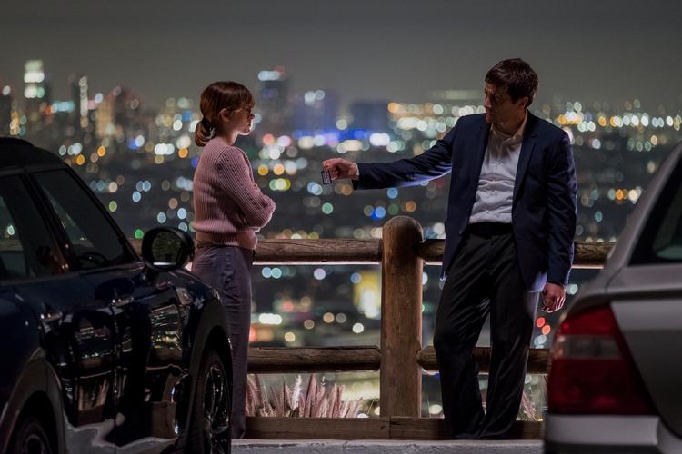I filmen 'Velvet Buzzsaw' spiller Jake Gyllenhaal den muskuløse veltrænede kunstanmelder, der fumler rundt med en galleriassistent spillet af Natalia Dyer. Foto: Claudette Barius/Netflix