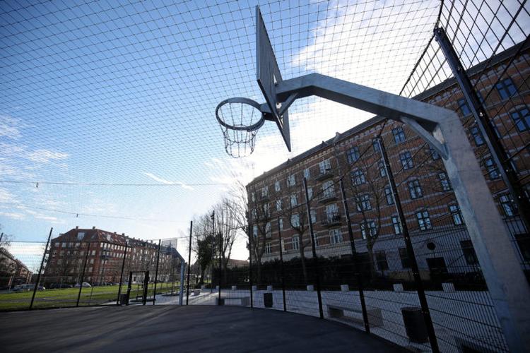 Foreløbig skal man ikke gøre sig nogen forhåbninger om at spille basket på Nørrebros nye basketbane på Nuuks Plads. Nettet spærrer nemlig for bolden, og det er ikke den eneste fejl. Foto: Presse