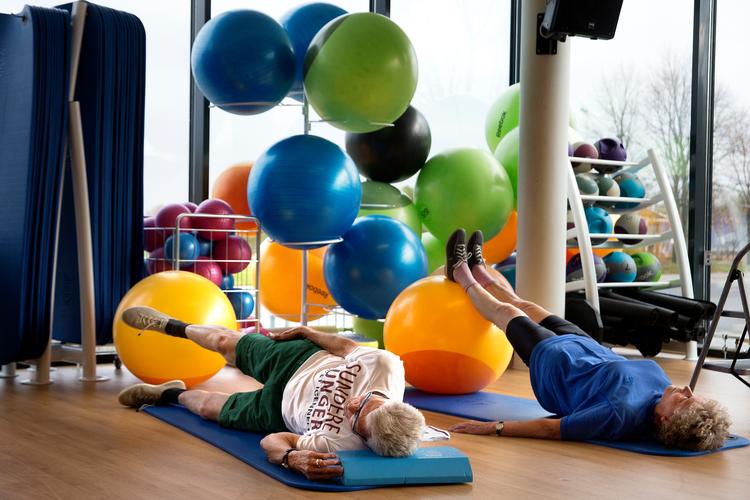 
En gruppe ældre med artrose, også kaldet slidgigt, modtager gratis træning tilset af en fysioterapeut for at træne smerterne væk i en gymnastiksal i Jyllinge. Knætræning er skånsomt, effektivt og billigt.
   Foto: Finn Frandsen/POLFOTO