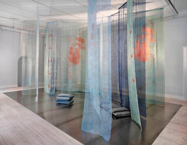 Med lange silkebaner og musik af den britiske komponist Nigel Goulding har Dorte Jakobsen skabt et designunivers, der lægger op til fordybelse og afslapning Foto: Dorte Krogh