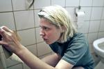 I 'Ondt i røven' følger vi lesbiske Tessa, der flytter ind i et queerkollektiv. Pr-foto: Tambo Film/ TV 2