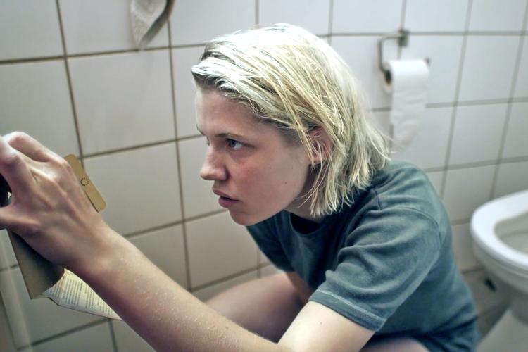 I 'Ondt i røven' følger vi lesbiske Tessa, der flytter ind i et queerkollektiv. Pr-foto: Tambo Film/ TV 2