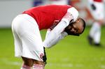 Arsenals Alexandre Lacazette blev torsdag aften så frustreret over sin egen svage indsats, at han sendte en albue efter en modstander og fik rødt kort. 
 
   Foto: Vasily Fedosenko/Ritzau Scanpix