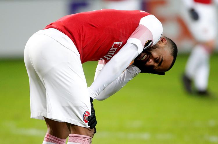 Arsenals Alexandre Lacazette blev torsdag aften så frustreret over sin egen svage indsats, at han sendte en albue efter en modstander og fik rødt kort. 
 
   Foto: Vasily Fedosenko/Ritzau Scanpix