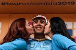 Sebastián Molano ser ud til at være ganske tilfreds med hyldestseancen efter sejren på 3. etape i Tour Colombia.
 Foto: Joaquin Sarmiento/Ritzau Scanpix