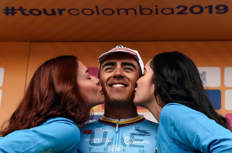Sebastián Molano ser ud til at være ganske tilfreds med hyldestseancen efter sejren på 3. etape i Tour Colombia.
 Foto: Joaquin Sarmiento/Ritzau Scanpix