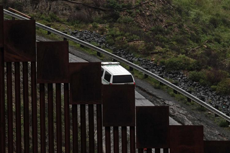 En amerikansk grænsekontrol på patrulje ved grænsen til Mexico.
 Foto: Guillermo Arias/Ritzau Scanpix