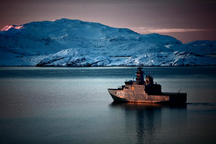 Inspektionsfartøjet Knud Rasmusseni fjorden ved Julianehåb (Qaqortoq). Arkiv Foto: Joachim Adrian/POLFOTO