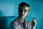 Maria Richs karakter, kunderådgiveren Anna Berg Hansen er endegyldigt trådt i karakter som badass gangster.  Foto: Brian Curt Petersen