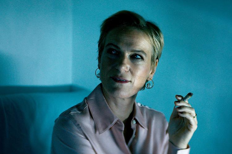 Maria Richs karakter, kunderådgiveren Anna Berg Hansen er endegyldigt trådt i karakter som badass gangster.  Foto: Brian Curt Petersen