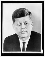 Det, som egentlig myrdede Kennedy, var Secret Service og manglen på beskyttelse. Folk strømmede til, de hang ud ad vinduer, præsidenten vinkede ud til gadens feststemte publikum, skriver Bettina Heltberg.


   Foto:  U.S. Navy/Library of Congress