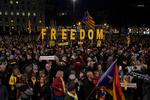 Folk deltager i en demonstration mod retssagen, hvor 12 folkevalgte politikere og ledere af uafhængighedsbevægelser i Catalonien et voldeligt væbnet oprør mod den spanske stat og ulovligt misbrug af offentlige midler.  Foto: Lluis Gene/Ritzau Scanpix