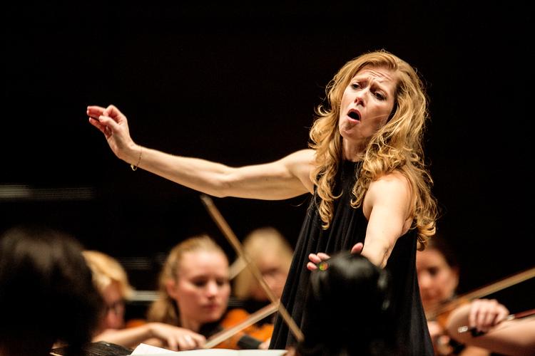 Den canadiske sopran og dirigent Barbara Hannigan vender tilbage til DR Symfoniorkestret i april. Med ny svensk politik skulle hun tage toget eller erstattes af en anden. Foto: Maud Lervik/POLFOTO