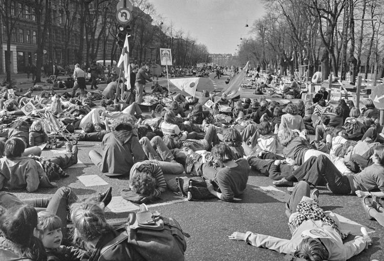 Frygten for et våbenkapløb i Europa samlede tusindvis af demonstranter i 1980'erne. Men Nato og USA opstillede nye raketter og tvang dermed Sovjetunionen til at indgå aftalen om forbud mod udvikling af mellemdistanceraketter.  
   Foto: Lars Hansen/POLFOTO