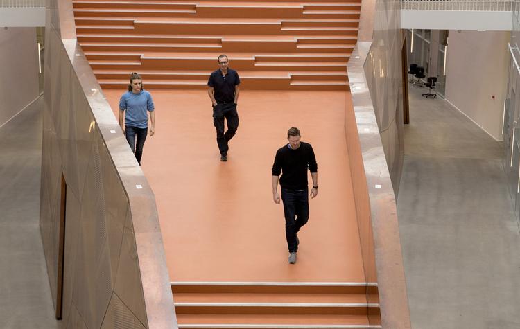 De to ph.d.-studerende Anders Winther Mortensen (tv.), og Kasper Dalgas Rasmussen (th.) vil sammen med professor Henrik Wenzel (i midten) gerne have mere debat om den, som de ser det, beskedne pris for fuld grøn omstilling af energisektoren. 
   Foto: Louise Herrche Serup/POLFOTO