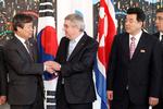 IOC-præsident Thomas Bach hilser fredag på Sykoreas sportsminister Do Jong-hwan, mens Nordkoreas olympiske leder Kim Il Guk ser til.  Foto: Pool/Ritzau Scanpix