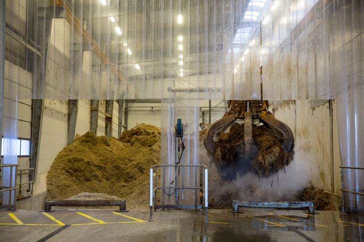 
    Dampende dybstrøelse klar til at blive sendt videre ind i biogasanlægget.
   Foto: Louise Herrche Serup/POLFOTO