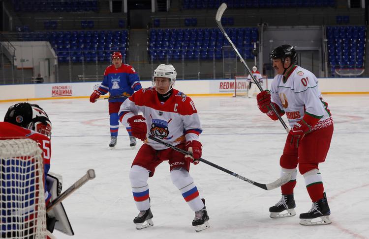 Præsident Putin forsøger sig her som ishockeyspiller. Hans opbakning i befolkningen er tilsyneladende faldende.  Foto: Pool/Ritzau Scanpix