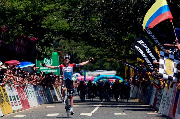 Bob Jungels har god tid til at lade jublen få frit løb efter sit fremstød i finalen på 4. etape i Tour Colombia.
 Foto: Joaquin Sarmiento/Ritzau Scanpix