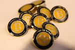 Bitcoins er digitale penge, der kun eksisterer som koder i cyberspace, men som skabes, opbevares og bruges mange steder rundt om i verden. De er ofte fremstillet som på billedet, hvis man skal have en ide om, hvordan de 'ser ud'. Foto: Mike Segar/Ritzau Scanpix