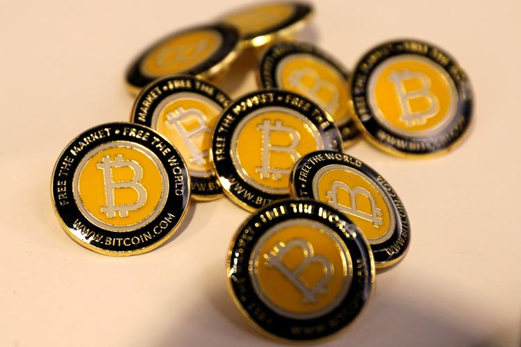 Bitcoins er digitale penge, der kun eksisterer som koder i cyberspace, men som skabes, opbevares og bruges mange steder rundt om i verden. De er ofte fremstillet som på billedet, hvis man skal have en ide om, hvordan de 'ser ud'. Foto: Mike Segar/Ritzau Scanpix