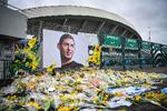 
Mennesker i hobetal lagde gule blomster foran Nantes' stadion ved et stort portræt af den argentinske angriber Emiliano   Sala, efter at det var blevet bekræftet, at han var omkommet i et flystyrt på vej til Cardiff, som han skulle til at spille for.  Foto: Loic Venance/Ritzau Scanpix
