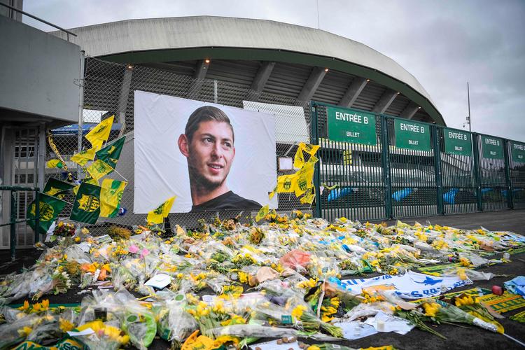 
Mennesker i hobetal lagde gule blomster foran Nantes' stadion ved et stort portræt af den argentinske angriber Emiliano   Sala, efter at det var blevet bekræftet, at han var omkommet i et flystyrt på vej til Cardiff, som han skulle til at spille for.  Foto: Loic Venance/Ritzau Scanpix