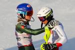 Efter at have vundet sin anden VM-guldmedalje i Åre måtte Mikaela Shiffrin (tv.) trøste schweizeren Wendy Holdener, der kiksede i andet gennemløb, efter at have været hurtigst i det første. Foto: Leonhard Foeger/Ritzau Scanpix