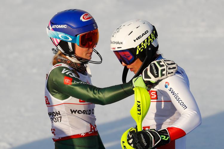Efter at have vundet sin anden VM-guldmedalje i Åre måtte Mikaela Shiffrin (tv.) trøste schweizeren Wendy Holdener, der kiksede i andet gennemløb, efter at have været hurtigst i det første. Foto: Leonhard Foeger/Ritzau Scanpix