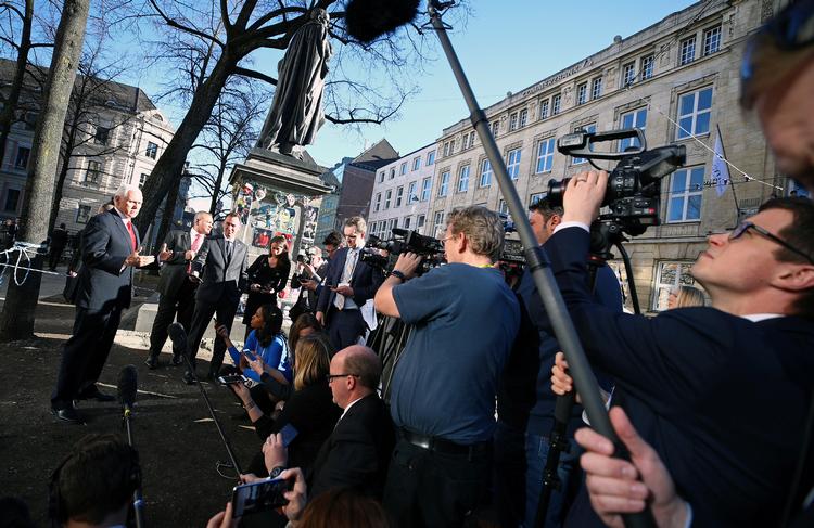 USA's vicepræsident Mike Pence, her omgivet af journalister,  roste Danmark for modstanden mod Nord Stream 2-gasledningen. 
   Foto: Michael Dalder/Ritzau Scanpix