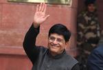 Den stolte transportminister Piyush Goyal satte sig fredag sammen med pressen ind i det nybyggede Vande Bharat Express for at tage på jomfrurejse med Indiens første højhastighedstog. Foto: Prakash Singh/Ritzau Scanpix