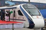 Den indiske premierminister Narendra Modi vinkede farvel, da Indiens første motor-løse og elektriske tog  Vande Bharat Express kører fra New Delhis banegård 15. februar 2019. Foto: Str/Ritzau Scanpix