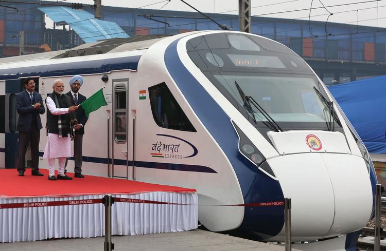 Den indiske premierminister Narendra Modi vinkede farvel, da Indiens første motor-løse og elektriske tog  Vande Bharat Express kører fra New Delhis banegård 15. februar 2019. Foto: Str/Ritzau Scanpix