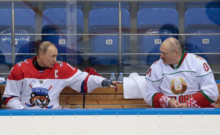 
Ruslands præsident Vladimir Putin  and Hvideruslands præsident Alexander Lukashenko hygger sig med eet spil ishokey, mens EU forbereder sig til at indføre nye sanktioner mod Rusland.
 Foto: Sergei Chirikov/Ritzau Scanpix