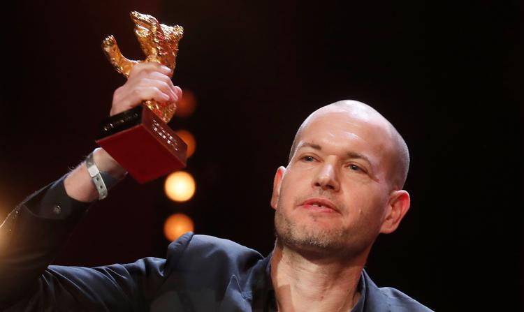 
    Nadav Lapid med sin Guldbjørn for bedste film. den israelske 'Synonymer' på Berlinalen.
   Foto: Hannibal Hanschke/Ritzau Scanpix