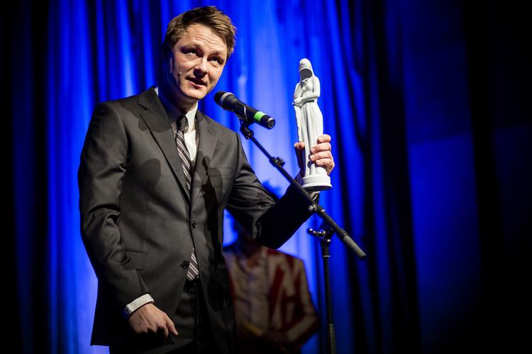 Rasmus Videbæk da han i 2013 fik en Bodil som bedste fotograf for filmen 'En kongelig affære'.  Foto: Daniel Hjorth/POLFOTO