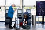 I Københavns Lufthavns egne passagerundersøgelser er der folk, der siger, at de vil flyve mindre. Men lige så mange vil flyve mere i de kommende år.   Foto: Finn Frandsen/POLFOTO