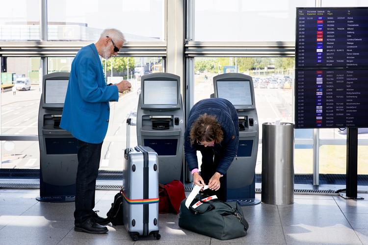 I Københavns Lufthavns egne passagerundersøgelser er der folk, der siger, at de vil flyve mindre. Men lige så mange vil flyve mere i de kommende år.   Foto: Finn Frandsen/POLFOTO