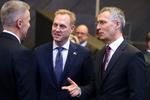 
 USA's nye forsvarsminister  Patrick Shanahan (i midten) sammen med  NATO's generalsekretær  Jens Stoltenberg.  Første meldinger tyder på, at NATO-partnerne  tror på et godt samarbejde med den nye forsvarsminister.  Foto: Francois Walschaerts/Ritzau Scanpix