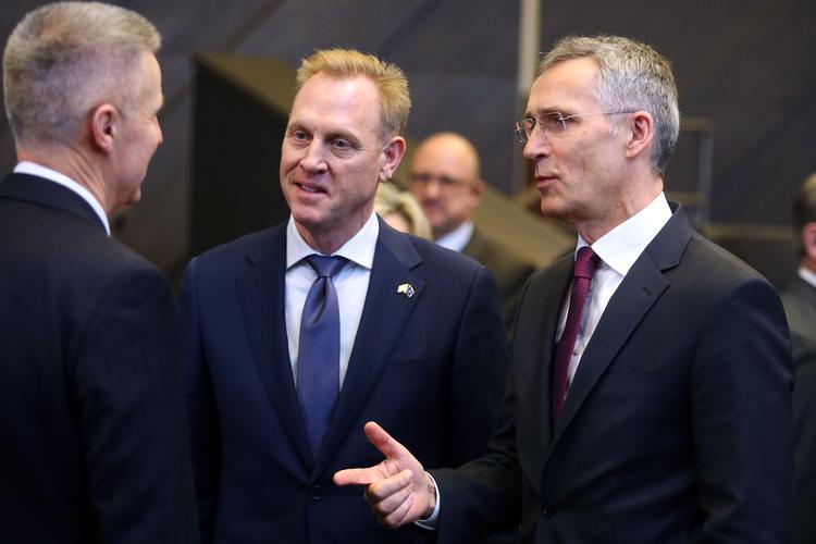 
 USA's nye forsvarsminister  Patrick Shanahan (i midten) sammen med  NATO's generalsekretær  Jens Stoltenberg.  Første meldinger tyder på, at NATO-partnerne  tror på et godt samarbejde med den nye forsvarsminister.  Foto: Francois Walschaerts/Ritzau Scanpix
