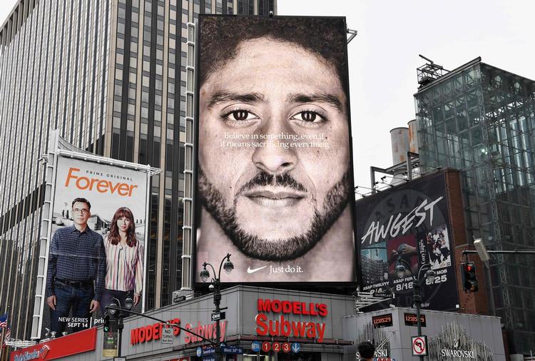 I september 2018 bragte Nike en reklame med Kaepernick, hvor der over hans ansigt stod: 'Tro på noget. Også selv om du må ofre alt'. Foto: Angela Weiss/Ritzau Scanpix