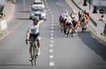 Alexey Lutsenko har god tid til at nyde sejren i Tour of Oman. Foto: Muscat Municipality/A.S.O./Pauline Ballet. 
