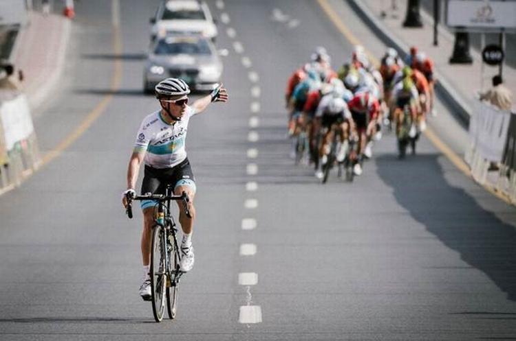 Alexey Lutsenko har god tid til at nyde sejren i Tour of Oman. Foto: Muscat Municipality/A.S.O./Pauline Ballet. 