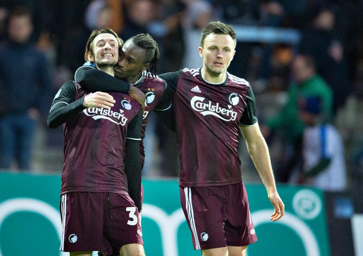 FC Københavns Dame N'Doye har scoret til 2-0 og jubler sammen med oplæggeren Rasmus Falk og William Kvist i Superliga-kampen mellem Randers FC og FC København på Cepheus Park i Randers, 17. februar 2019.. (Foto: Henning Bagger/Ritzau Scanpix)
   Foto: Henning Bagger/Ritzau Scanpix