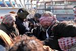 En gruppe formodede IS-krigere sidder på en ladet af en lastbil, efter at de er flygtet fra byen Baghouz på grænsen mellem Syrien og Irak.  Foto: Delil Souleiman/Ritzau Scanpix
